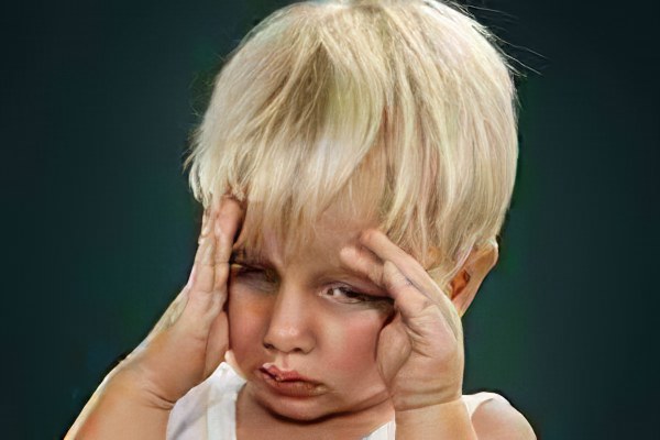 У ребенка болит голова когда трясет головой